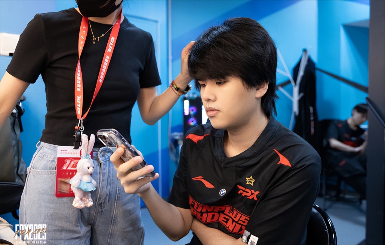 关于V5力克JDG，Uzi开启传奇时刻强强对话半决赛，引爆全场热议的信息