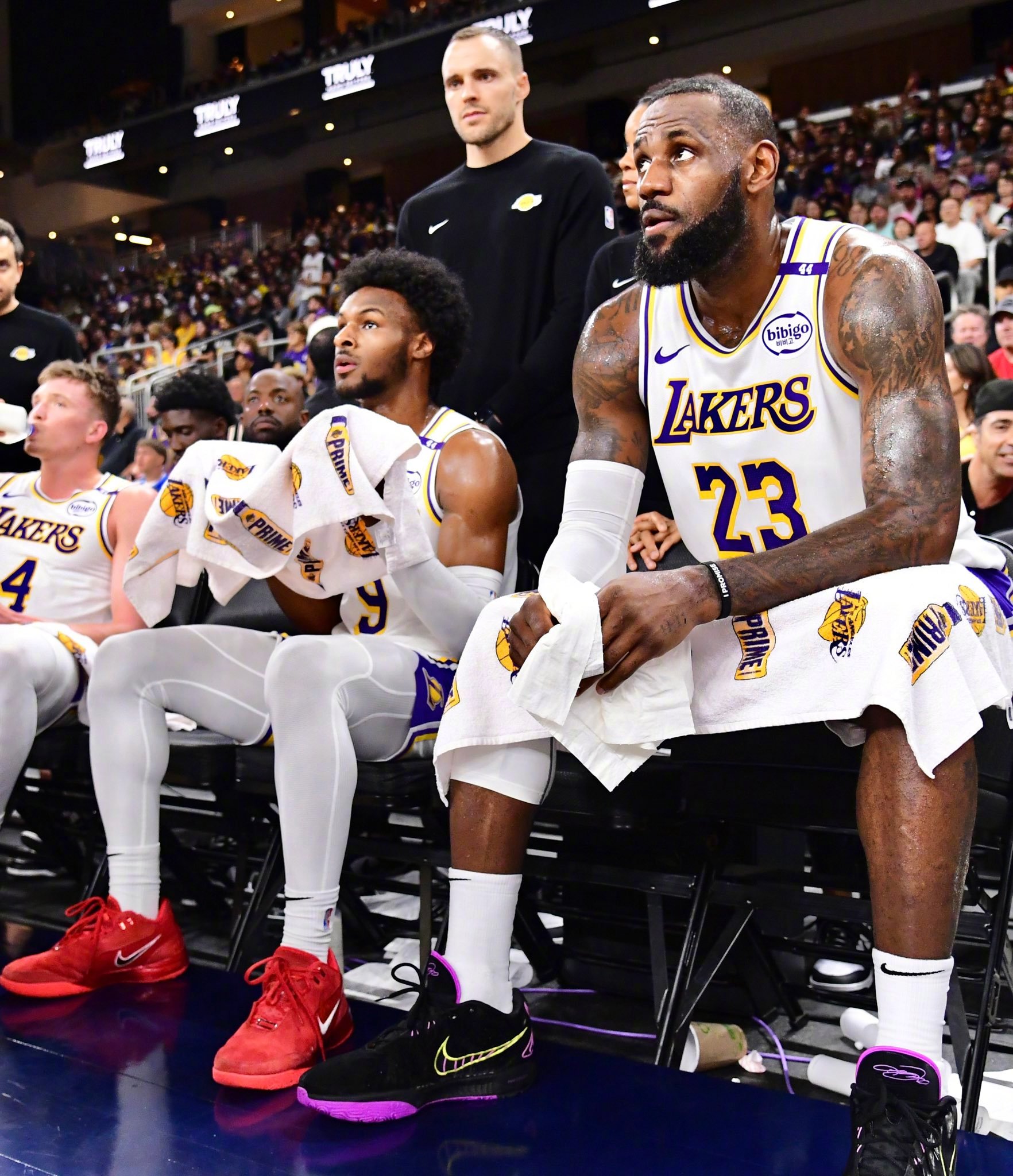 太阳逆转击败湖人,布克砍下45分 太阳逆转击败湖人,布克砍下45分