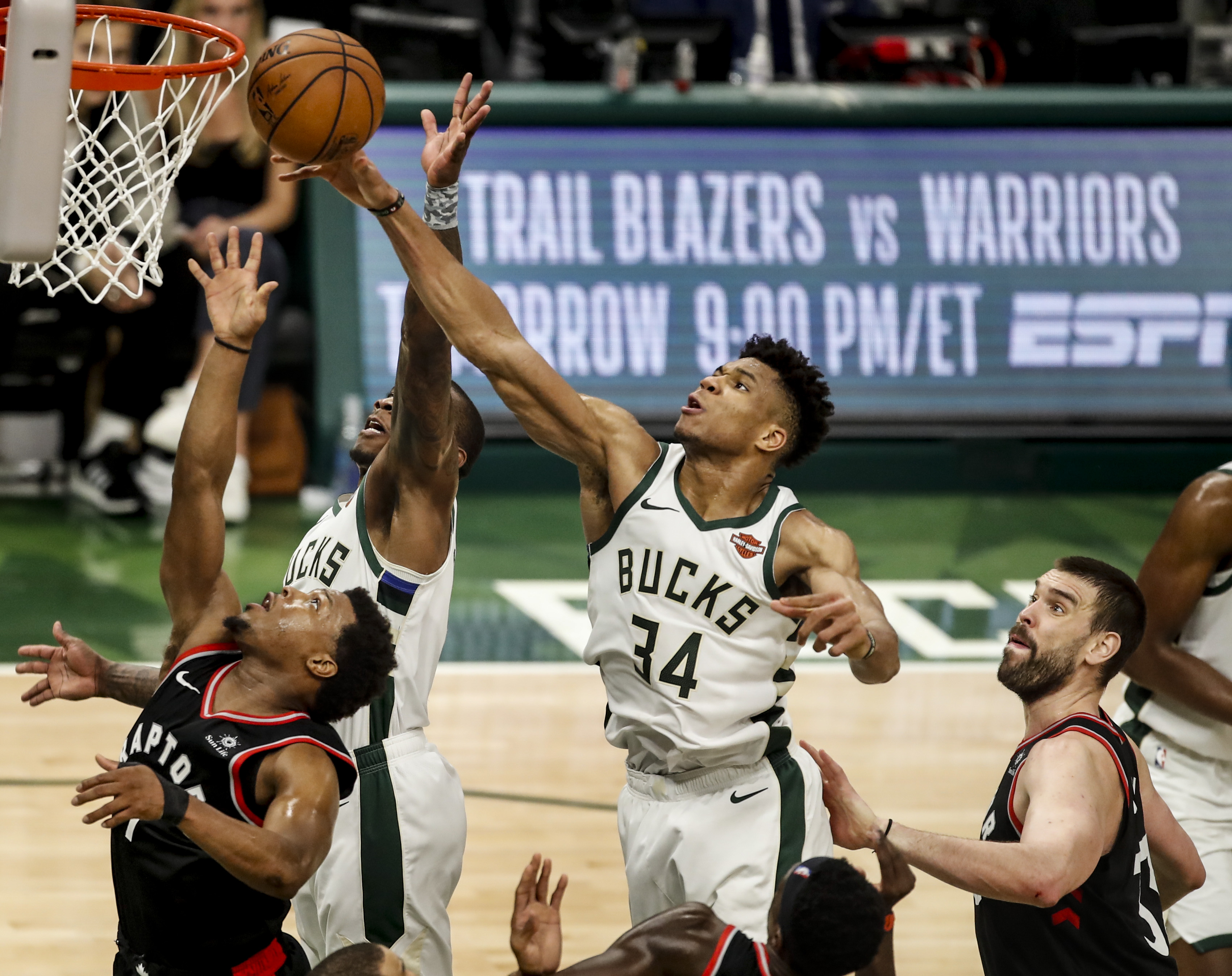 雄鹿反超猛龙取得关键胜利