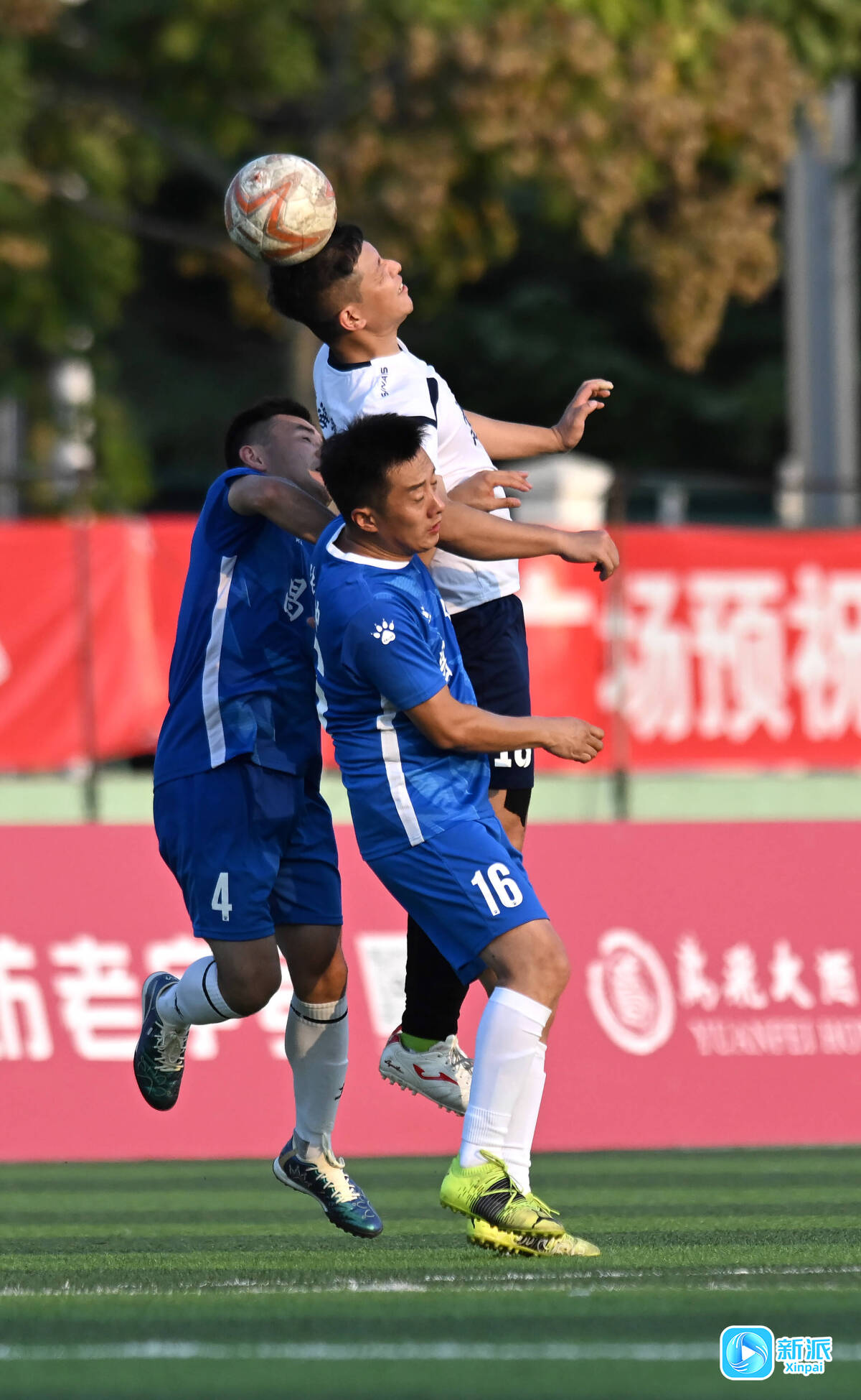 国内足球赛事激战,球员展现出色表现 国内足球赛事激战,球员展现出色表现