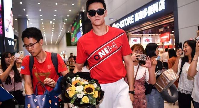 游泳冠军为粉丝签名助力助威 游泳冠军为粉丝签名助力助威