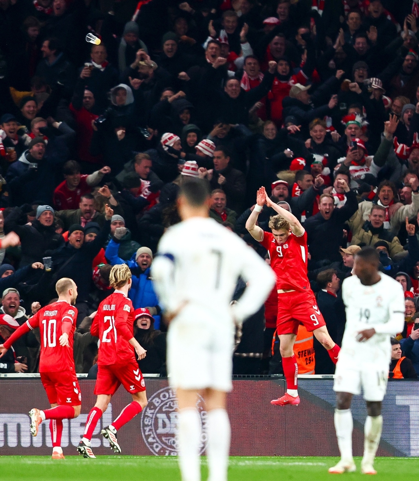 欧预赛比赛持续火热,球迷情绪高涨 欧预赛比赛持续火热,球迷情绪高涨