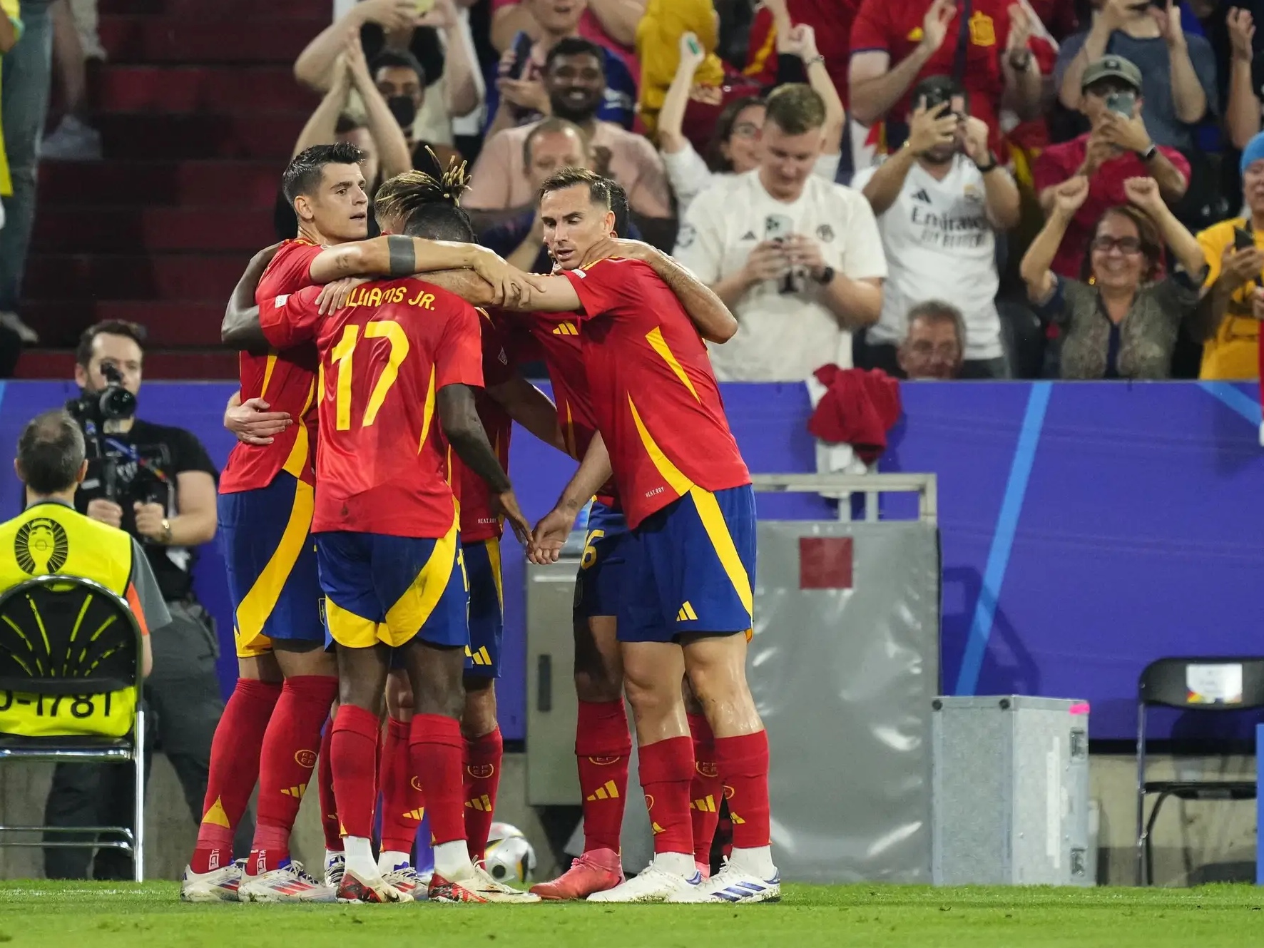 法国队完胜葡萄牙队,马龙带队取胜 法国队完胜葡萄牙队,马龙带队取胜