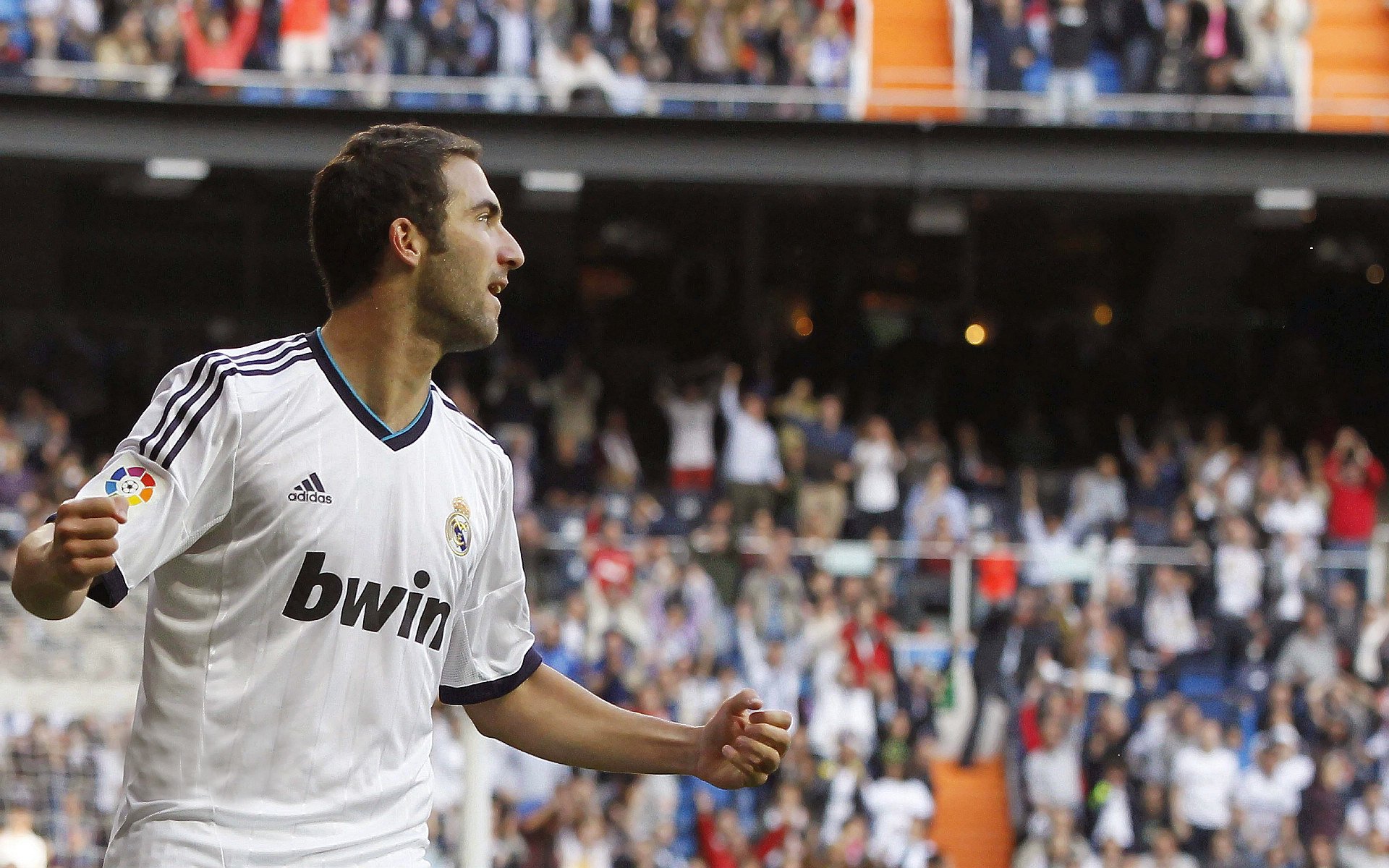 一墙之隔的逆袭，佩雷兹绝杀点燃赛场，红牛车队险胜兄弟之敌